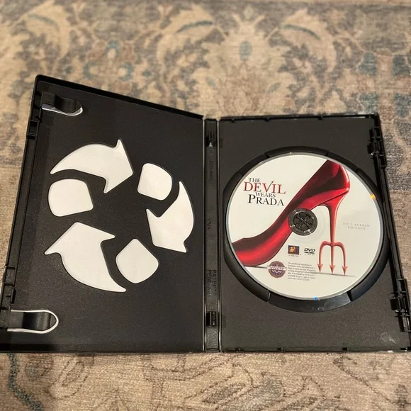{The Devil Wears Prada} DVD Full Screen Edition, excellent used condition - Picture 3 of 4